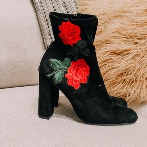 STEVE MADDEN BLACK BOOTIES WITH ROSE DESIGN